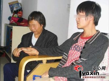 母亲患绝症肌肉萎缩 为见儿子每天步行5公里