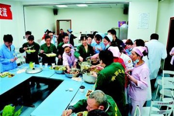 医生除夕夜不能陪怀孕妻 QQ签名：期待宝贝到来