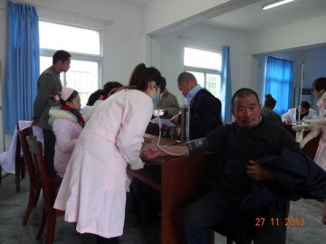 悬红十字康锦医疗队深入小河区域敬老院为五保老人送健康