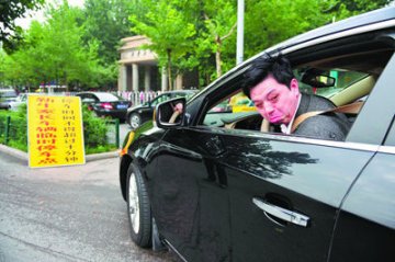 45岁大一新生报道被同学误认成领导检查