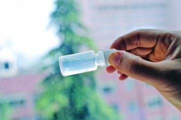 眼睛总发痒 1岁女童眼中挑出9条活虫