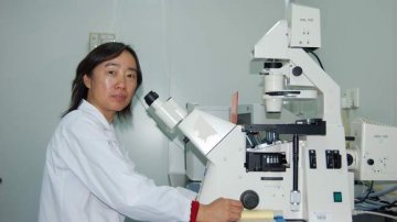 病原生物学专家凌虹教授