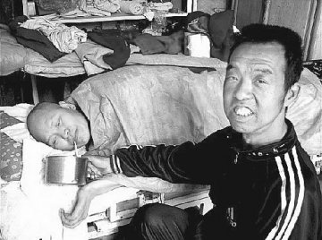 男子照顾无血缘关系瘫痪弟弟12年