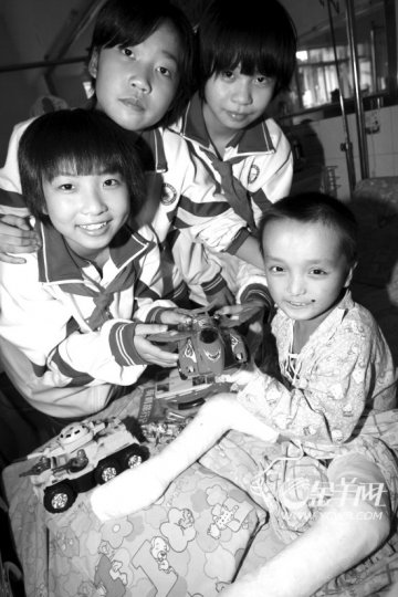 志愿者接力帮六岁儿“恢复行走”
