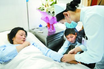 母亲为13岁患尿毒症儿子捐肾