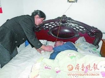 儿媳照顾卧病在床公公12年丈夫去世独自挑重担