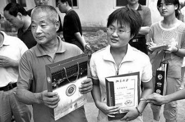 福利院院长收养的孙女考上北大 学费获减免