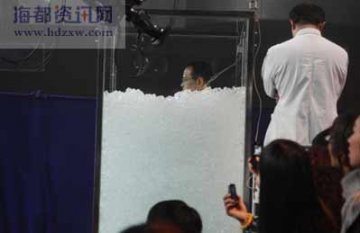 男子泡在冰中100分钟破吉尼斯世界纪录