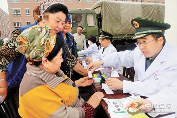 武警驻新疆伊宁某部深入街道社区开展“卫士健康行”活动