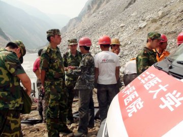 汶川前线：大坪医院医疗队送医送药到彻底关工地
