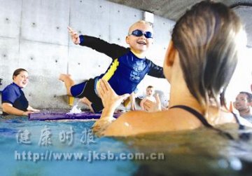 生育高峰持续，婴幼儿游泳培训渐热