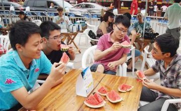 走出“膨大剂”疑云 瓜农派发西瓜感恩