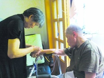八旬老人支气管炎发作 医院拒绝上门挂水