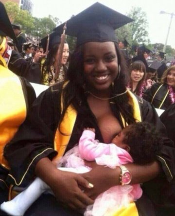 女大学生毕业典礼上当众哺乳 民众褒贬不一