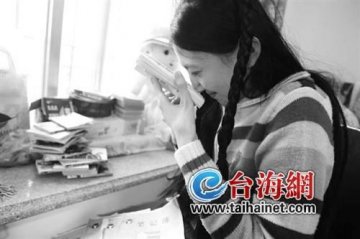 少女患先天性眼疾未上过学 自学成才写小说