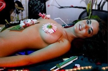 探秘日本女体盛：处女才能激发食欲