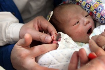高清：初生男婴被弃地下室 女医生当众哺弃婴