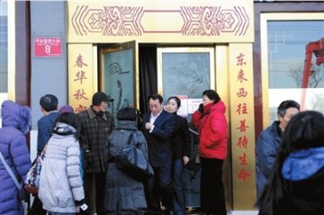 “大道堂”停业多部门介入 仍有民众前来“声援”