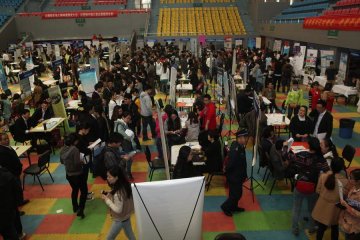 我校2014届毕业生春季供需洽谈会成功举办
