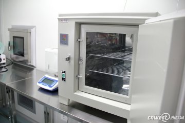 精子入库第二步：将精液放入恒温培养箱保存备用