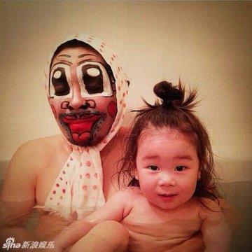 日本父女逗比泡澡照走红