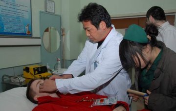 附属一院紧急救治美国冰球运动员