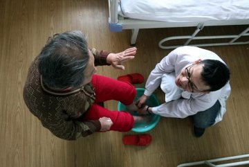 老年病医院的“90后”男护士