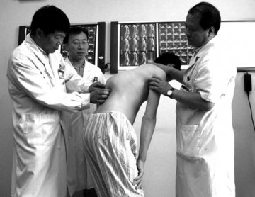 北医三院成功去掉患者背部“驼峰”