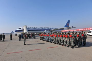 沈阳桃仙国际机场为沈阳军区赴利比里亚防控埃博拉疫情医疗队出征开辟绿色通道
