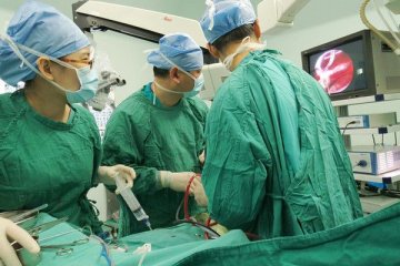 空军总医院神经外科专家顾建文妙手医治“面目全非症”