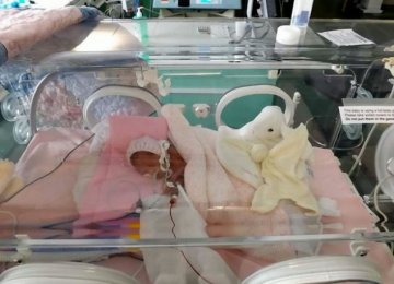 英国女婴早产16周 仍顽强生存