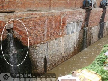南宁餐饮场所处理地沟油调查 有人夜晚厨房边捞油