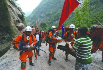宝兴被救助前30小时：民众积极拿出家中食品分发