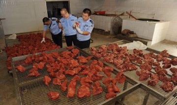 西安警方截获17吨假牛肉 加工窝点现场令人作呕