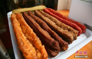 杭州一早餐店推出多种口味彩色油条