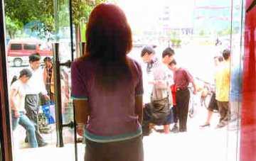 家庭不幸工作碰壁 美女大学生自闭想自杀