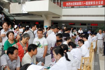 送医扶医巡诊忙 敬老爱老传精神