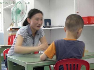 自闭症儿童辛酸故事：第一声爸爸让父亲落泪