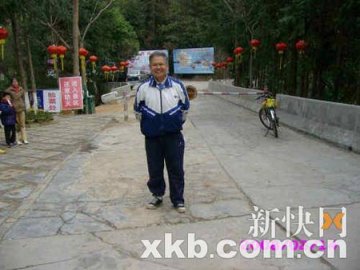 高校副教授徒手修筑1000米长山路