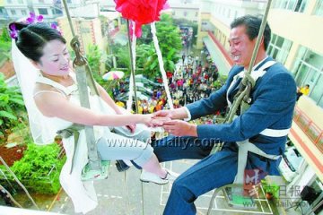 高空清洗作业工人举行空中婚礼