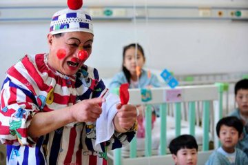 北京儿童医院“逗笑疗法”受欢迎