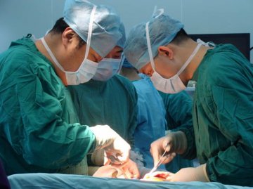 南方医院创伤骨科王钢副主任完成燕岭院区首例全髋关节置换术