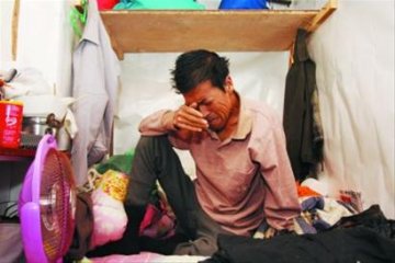 男子患重病后失业流浪街头 腹部多处糜烂无钱治