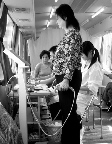 体质监测车开进社区