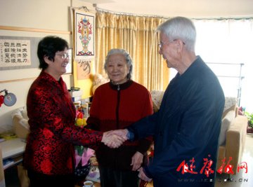 北京市卫生局副局长邓小虹亲切看望胡亚美、张金哲院士