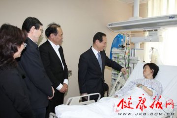 全国人大常委会副委员长韩启德院士慰问北京大学人民医院邢志敏医生