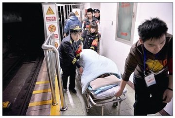 女子怀孕6个月地铁内早产 众人联手施救