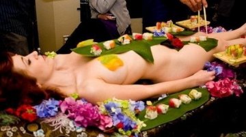 探秘日本女体盛：处女才能激发食欲
