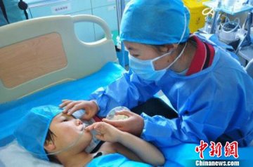 甘肃校车事故救治：中医参与 心理辅导 微博播报