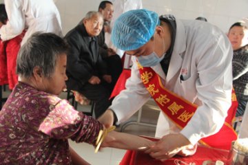 附属医院检验科为我院“三无”人员健康义诊